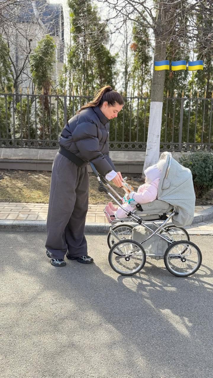 Куртка за 100 тисяч. Скільки коштує "лук", в якому дружина Усика гуляє з донькою